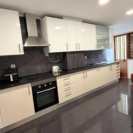 Comfortable 3 Bedroom Santa Apolonia