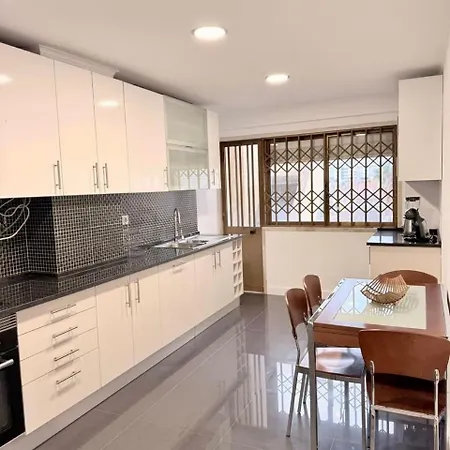 Comfortable 3 Bedroom Santa Apolonia * Lisboa